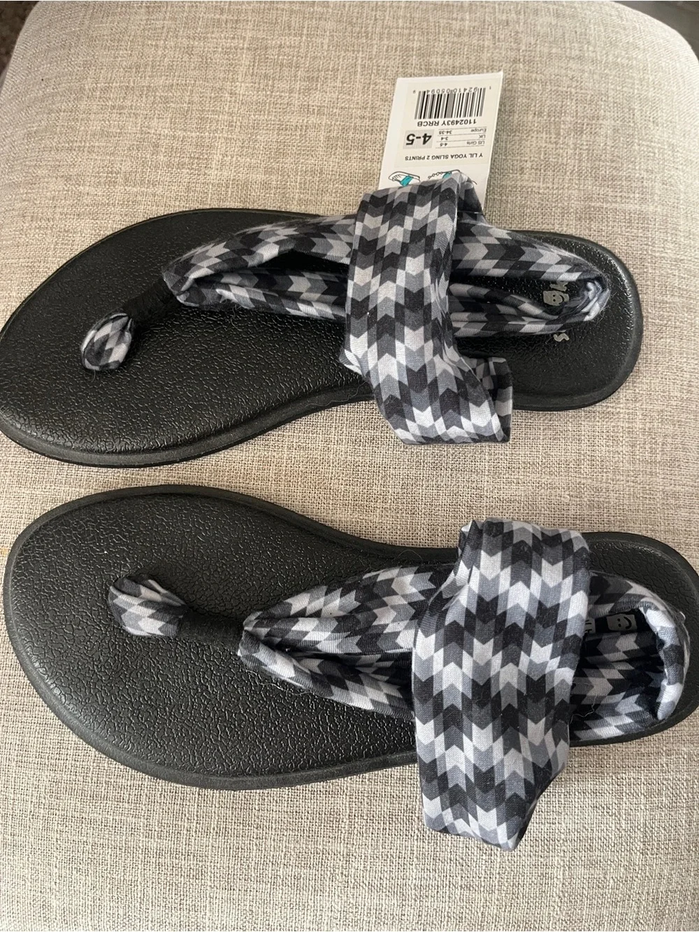 NWT Sanuk Girls/Women’s Black & Gray Patterned Yoga Sling Sandals